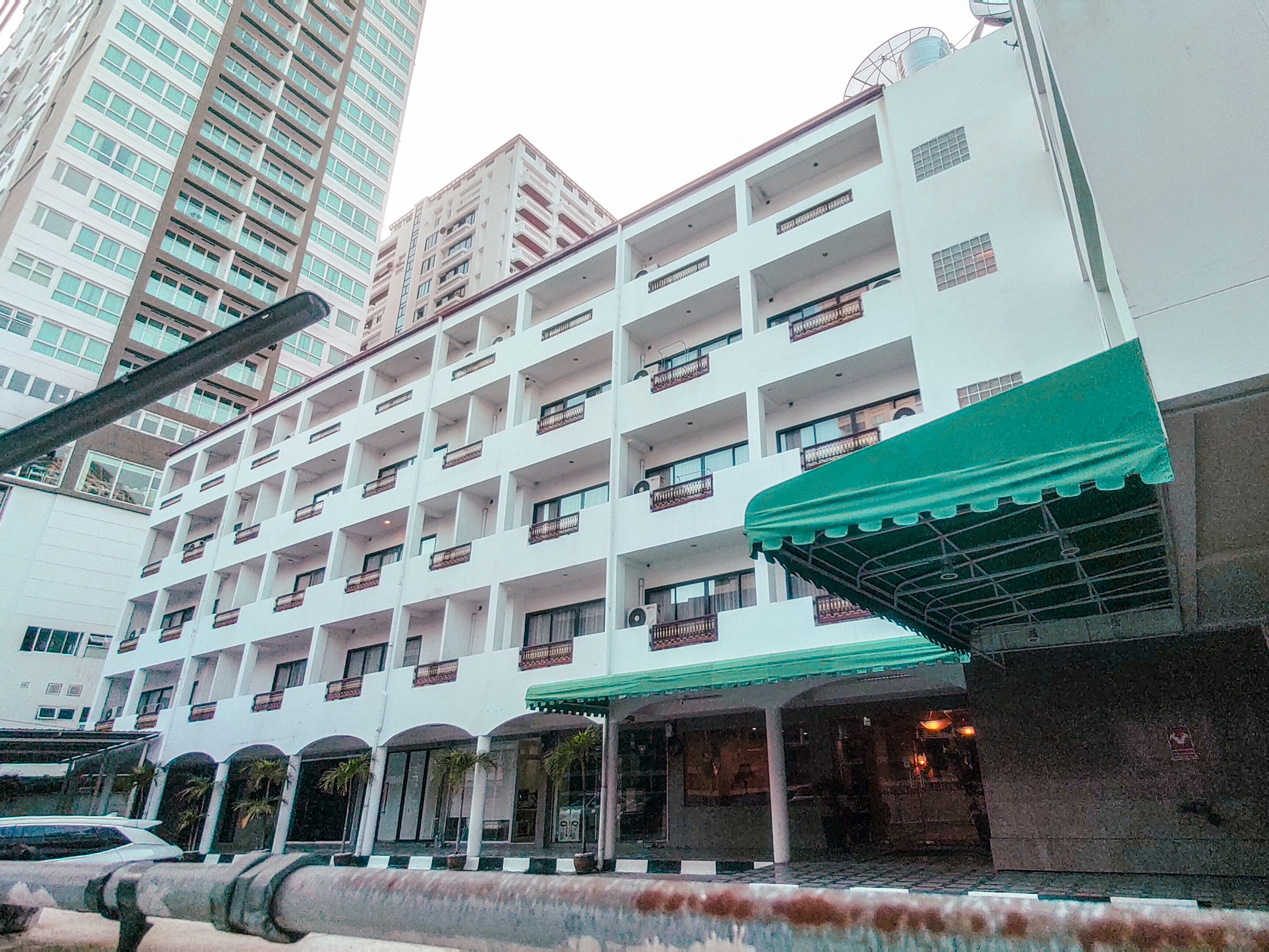 Admiral Suites